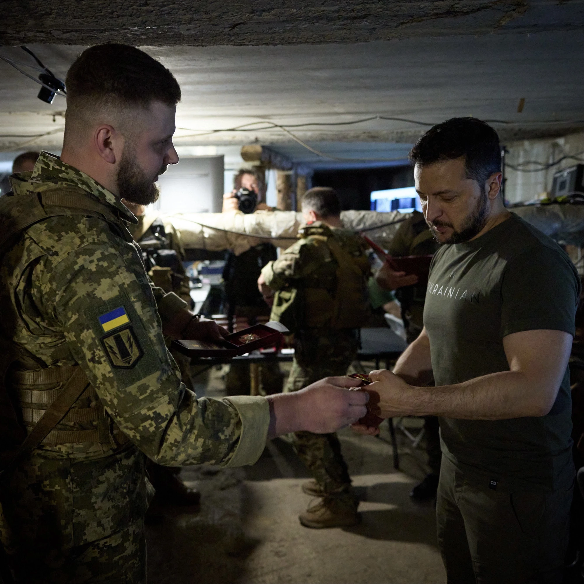 Боєць 44-ї бригади подарував Зеленському щасливий шеврон