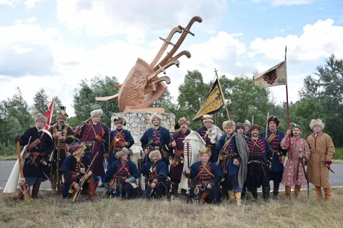 Участники современной исторической реконструкции рядом с памятным знаком на поле Конотопской битвы в Шаповаловке