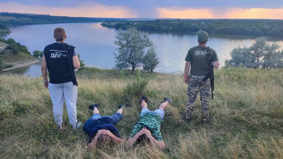 ухилянти, що тікали на надувному матраці