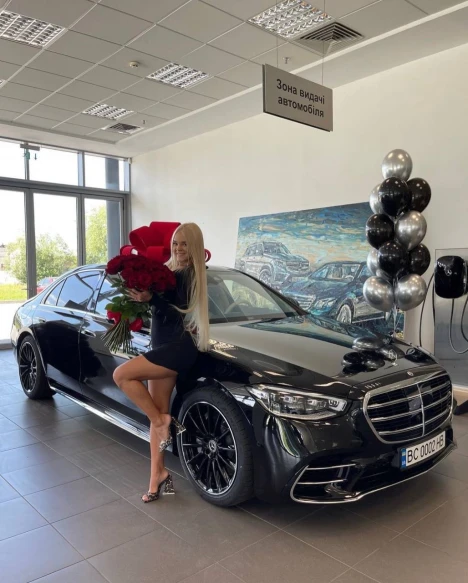 На фото: Блогерка Верба придбала новий Mercedes преміумкласу