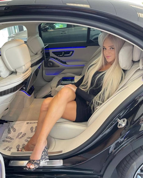 На фото: Блогерка Верба придбала новий Mercedes преміумкласу
