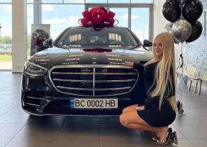 На фото: Блогерка Верба придбала новий Mercedes преміумкласу