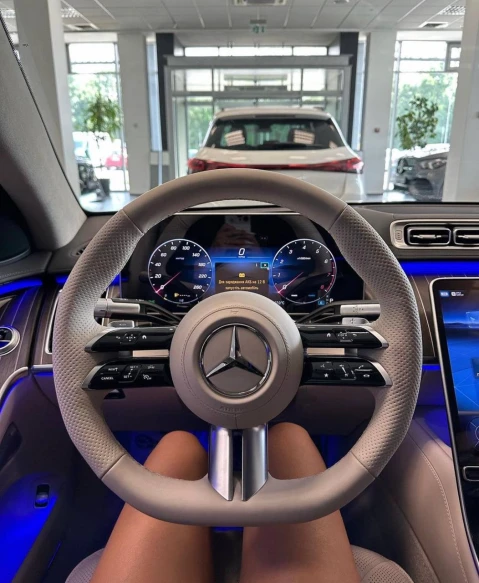 На фото: Блогерка Верба придбала новий Mercedes преміумкласу