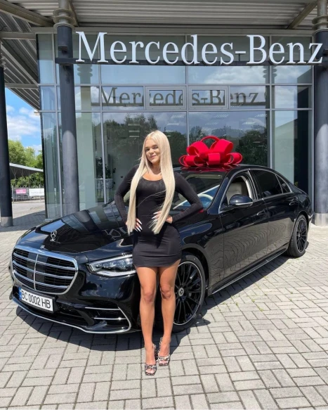 На фото: Блогерка Верба придбала новий Mercedes преміумкласу