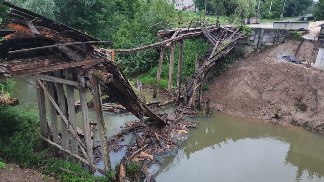 обвалений міст між селами Монастирець і Поляна