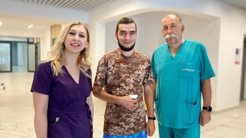 Львівські лікарі врятували палець військовому