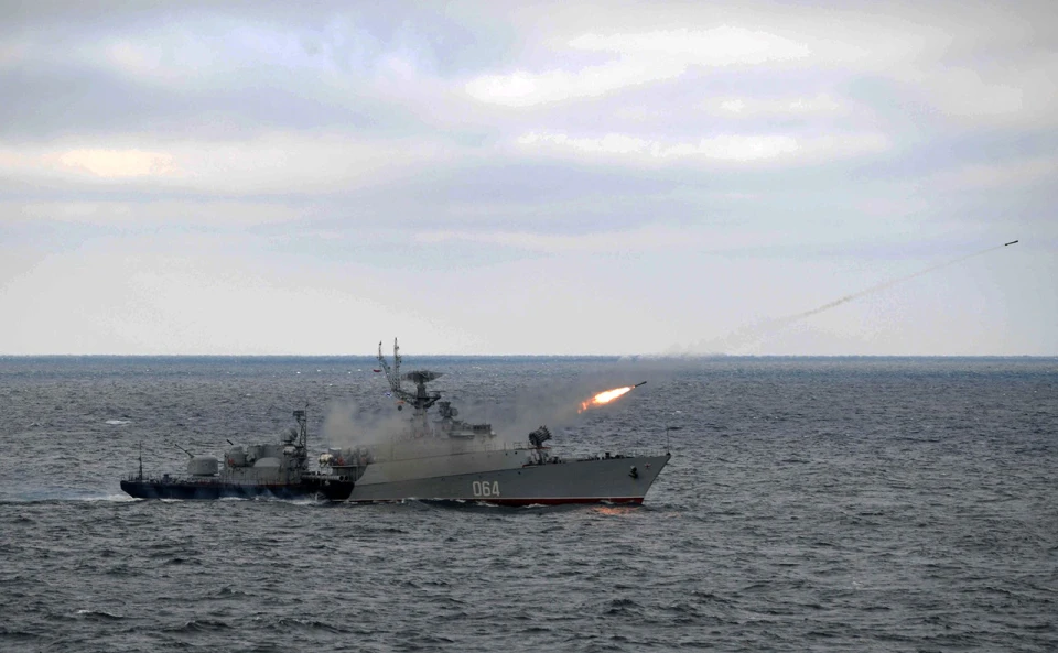російські військові кораблі у Чорному морі