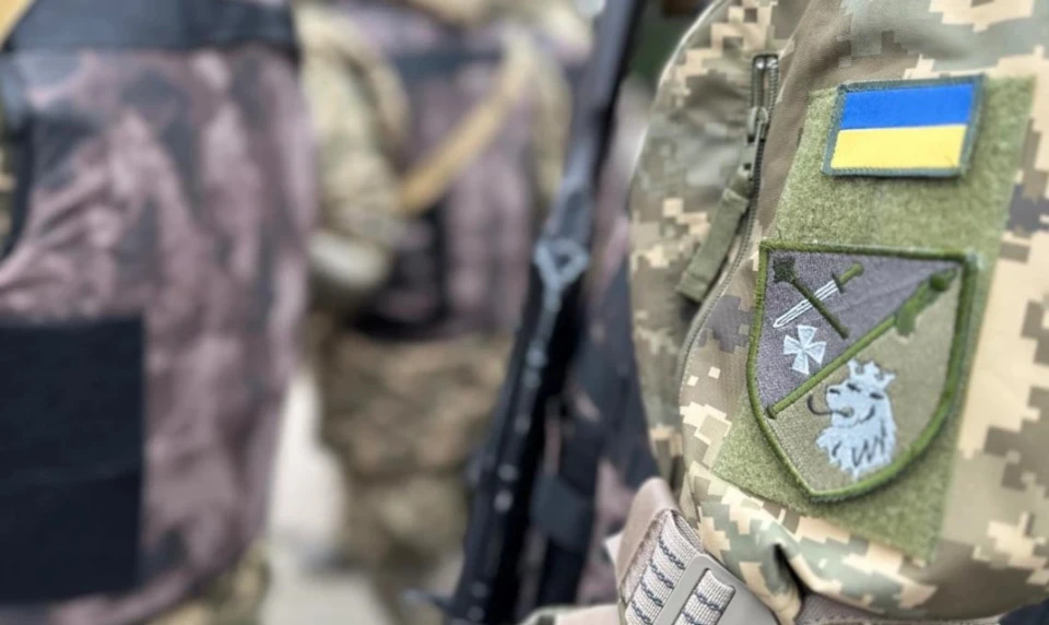 військові