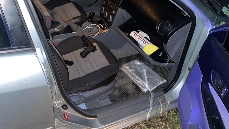 пістолет в автівці