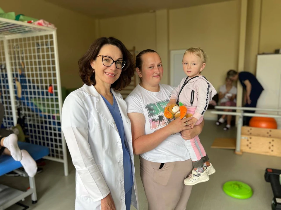 дівчинка з церебральним паралічем, Охматдит
