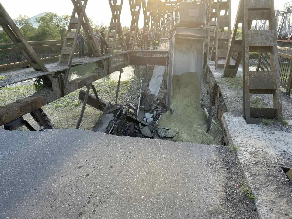 Міст, який обвалився на Закарпатті, капітально не ремонтували понад 60 років: подробиці