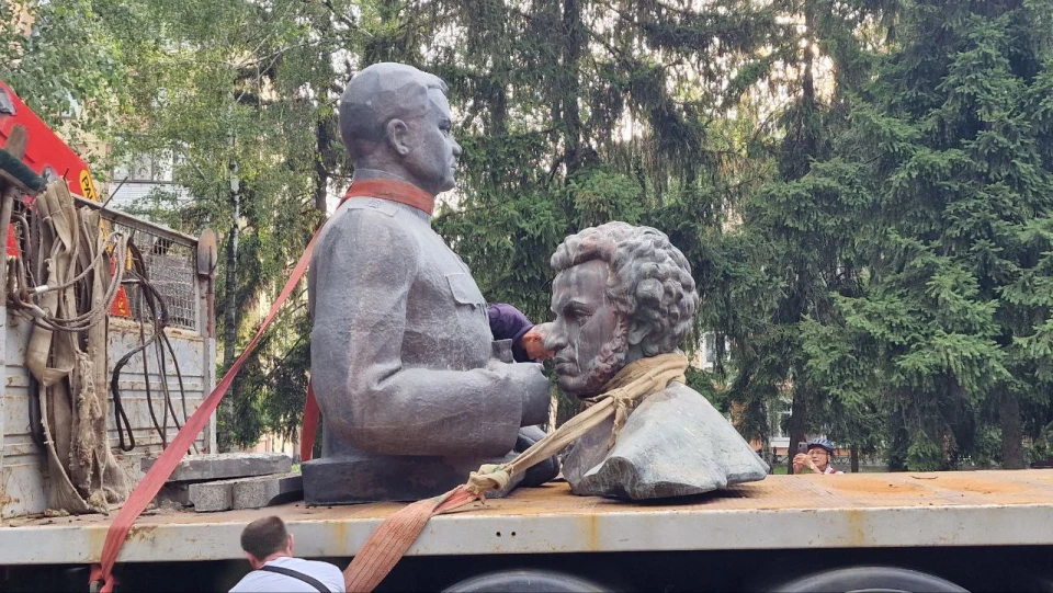 У Полтаві демонтували пам'ятники Пушкіну та Ватутіну