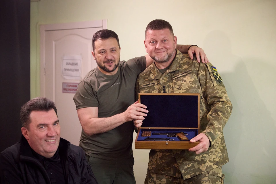 ПрезидентЗеленський нагородив генерала Залужного іменною вогнепальною зброєю