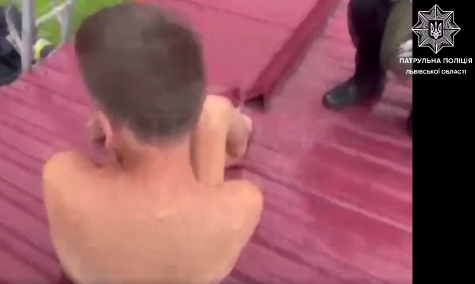 оголений чоловік у дитсадку