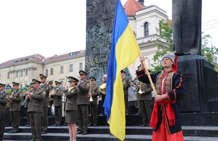 У центрі Львова урочисто відзначили День Державності