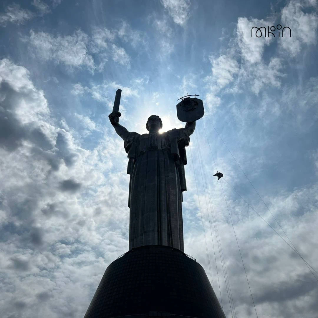 На монументі "Батьківщина-мати" почали демонтаж герба СРСР