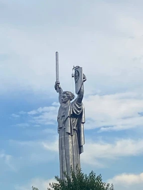 Демонтаж герба СРСР на монументі "Батьківщина-Мати" (Київ)