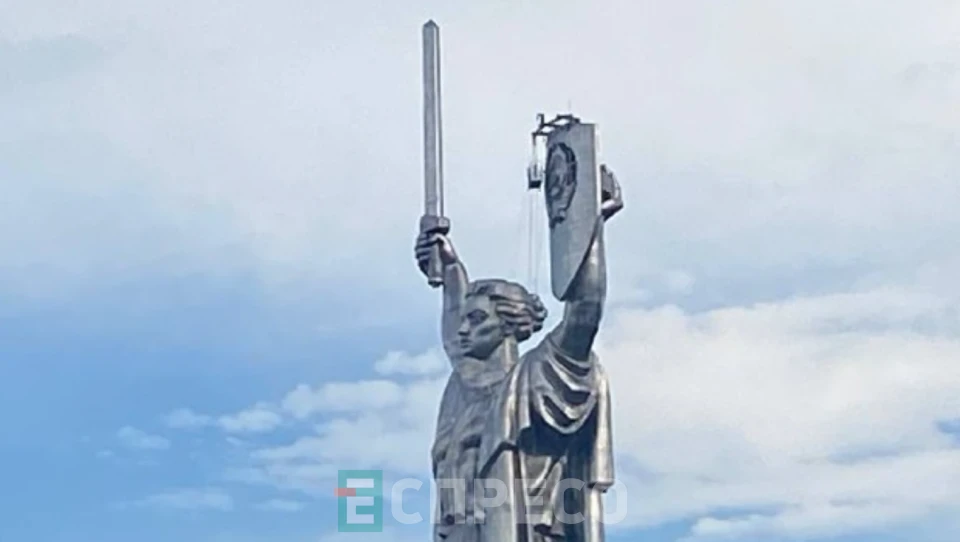 Герб СРСР знімають з монумента "Батьківщина-Мати" (Київ)