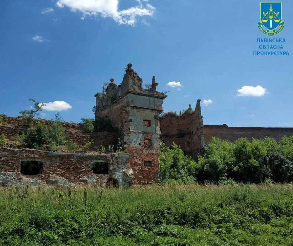 старовинний замок на Львівщині