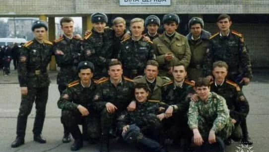 На фото: Арестович покачав себе 16-річного у Військовій академії