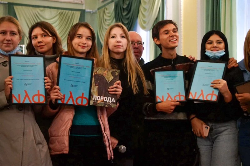 Вікторія Амеліна з підлітками з Донеччини