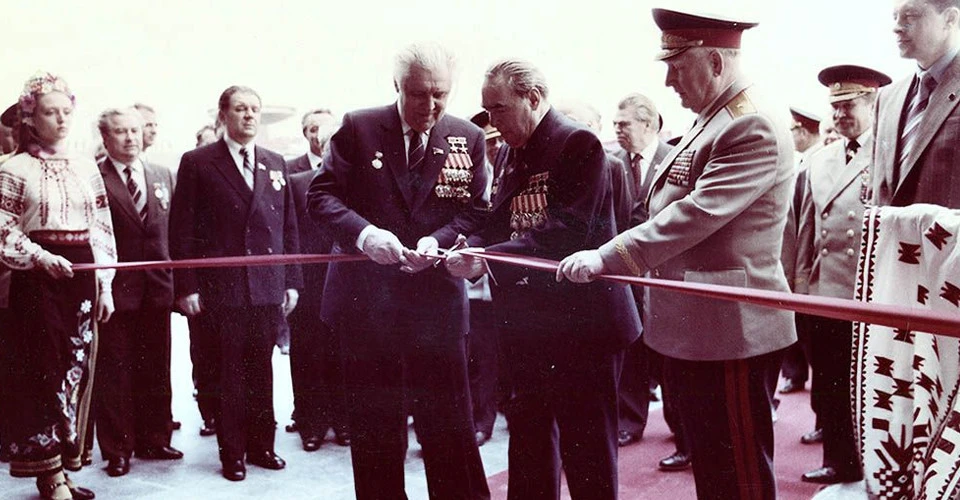Леонід Брежнєв перерізає червону стрічку під час відкриття музею