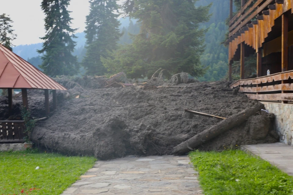 На фото: наслідки зсуву ґрунту поблизу курорту в Грузії