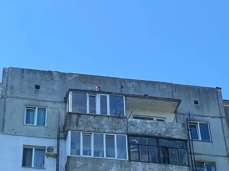 чоловік виліз на дах, порятунок