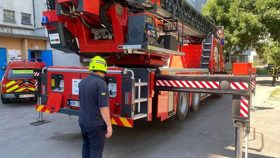 порятунок чоловіка на даху порятунок чоловіка на даху
