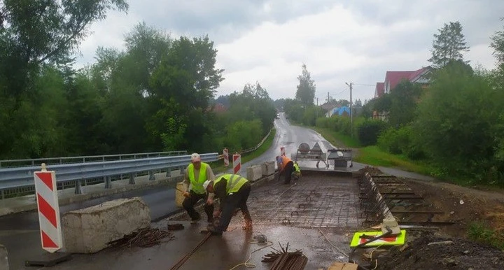 Міст в селі Уторопи
