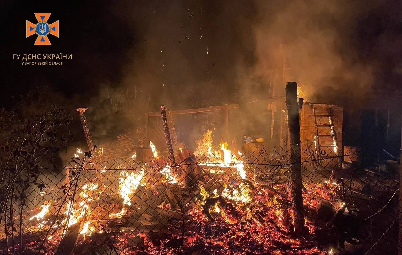 на фото: пожежа, внаслідок російського обстрілу