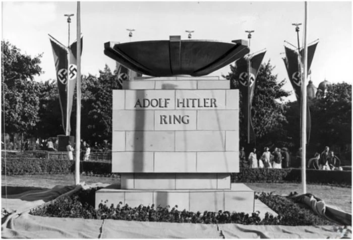 Пам’ятний знак “Adolf Hitler Ring” навпроти входу до Львівської опери, 1942