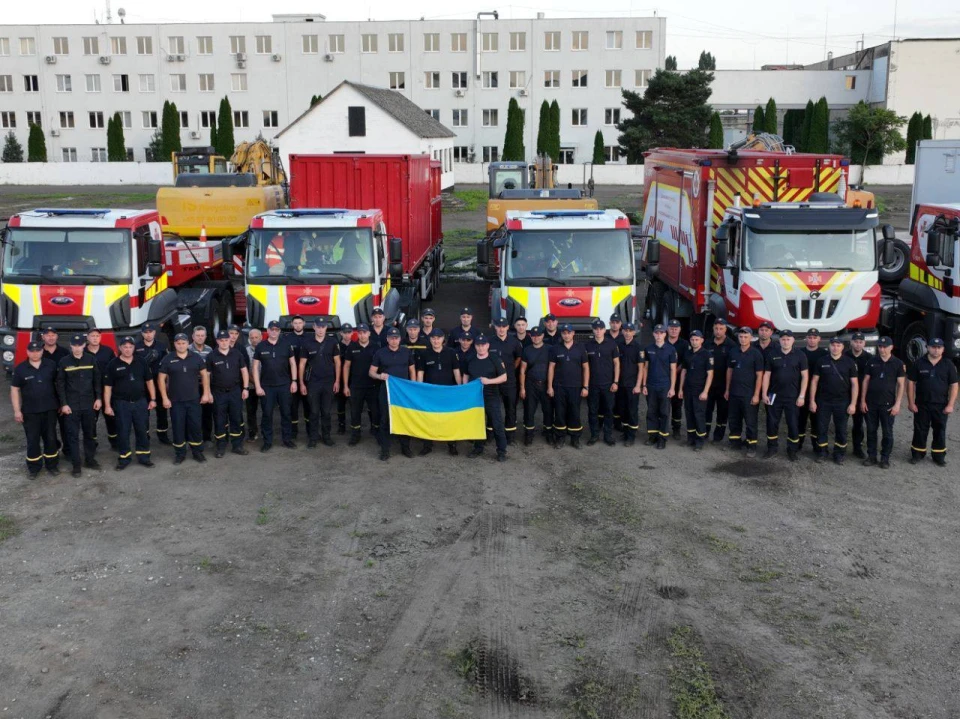 на фото: українські рятувальники, які вирушили у Словенію