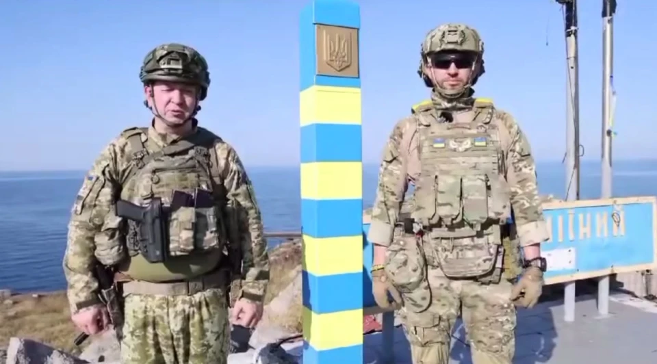 на фото: прикордонний знак на острові Зміїний