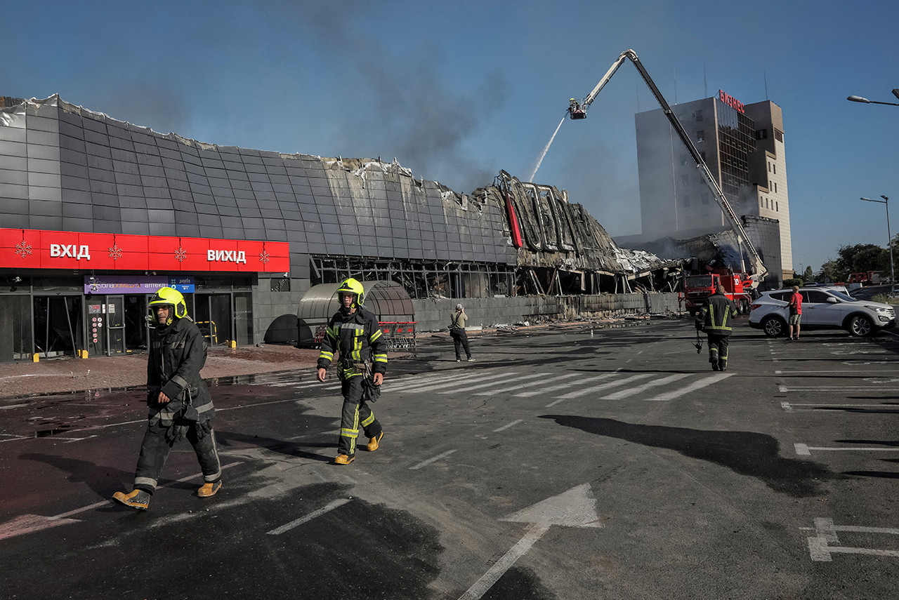 Разрушенный в результате российской атаки гипермаркет в Одессе заявил о  закрытии