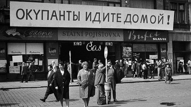 Плакат російською мовою "Окупанти, йдіть додому!" на вулиці чеського міста Плзень у день вторгнення в Чехословаччину військ країн Варшавського договору, 21 серпня 1968 року