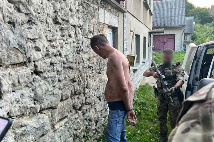 нападник