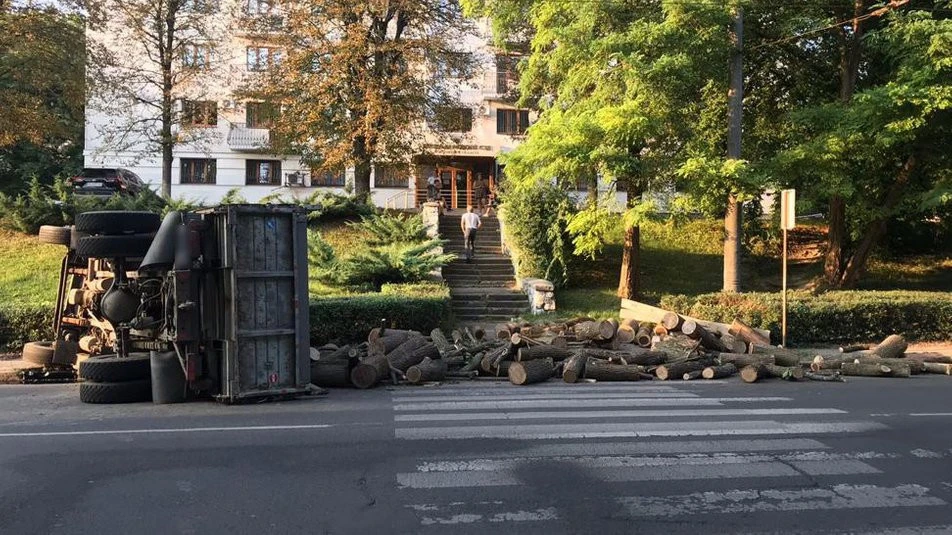 у луцьку перекинулась вантажівка