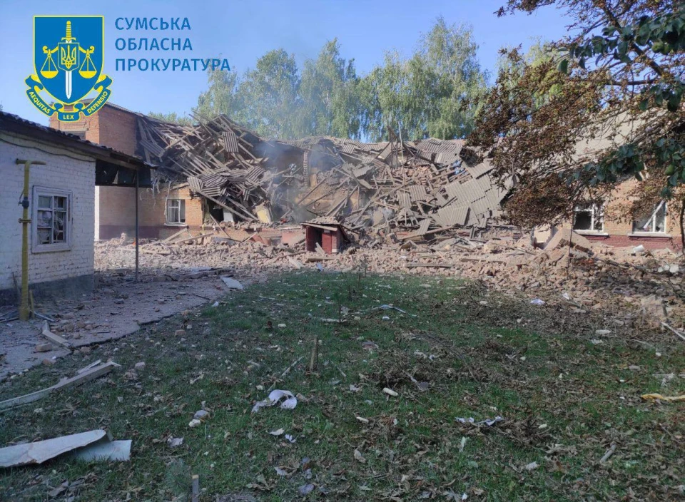 на фото: наслідки російського обстрілу, школа в Ромнах