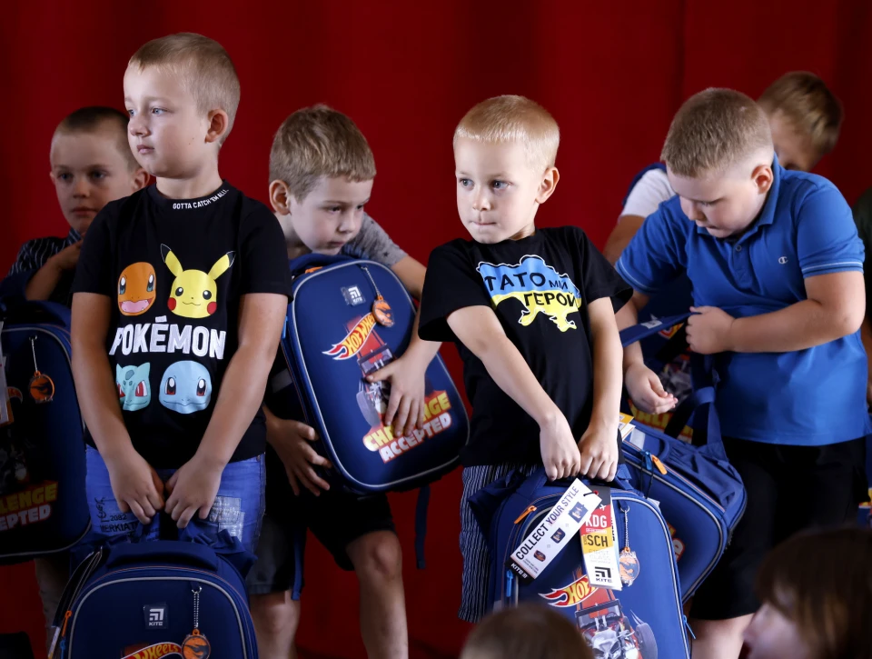 У Києві першокласникам із родин загиблих військових вручили 800 рюкзаків