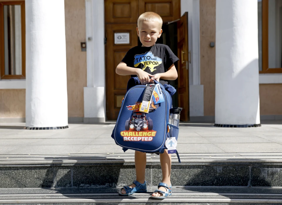 У Києві першокласникам із родин загиблих військових вручили 800 рюкзаків