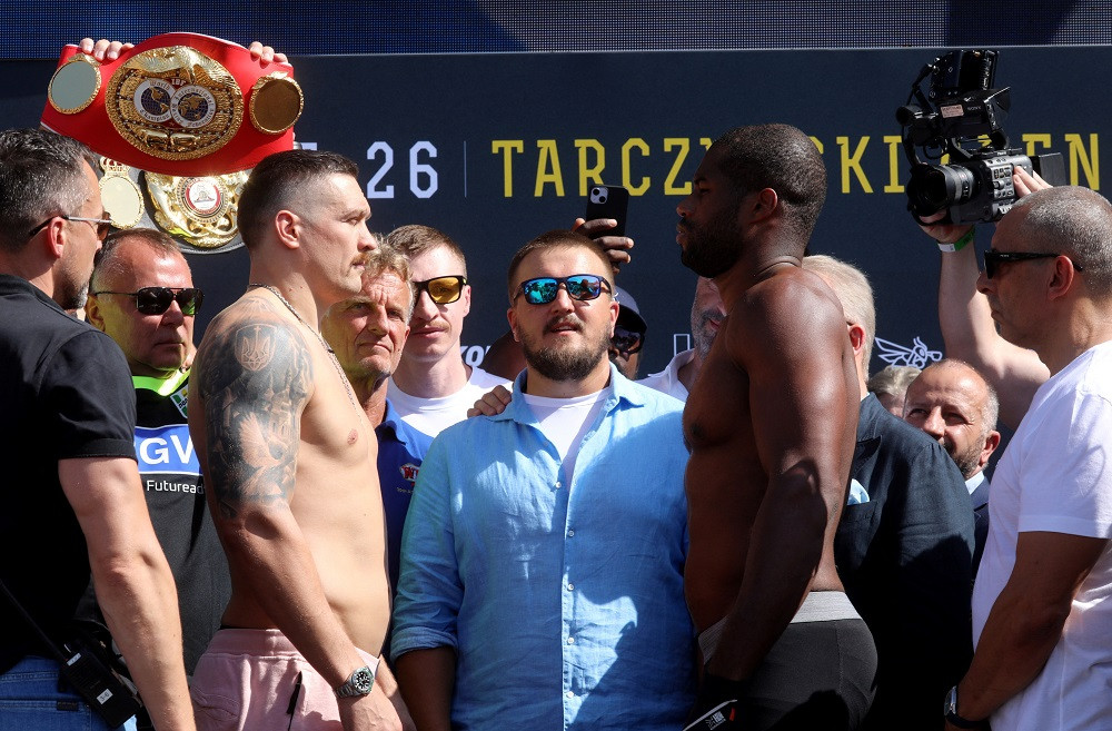 Usyk and Dubois have final staredown: Ukrainian takes to stage with ...