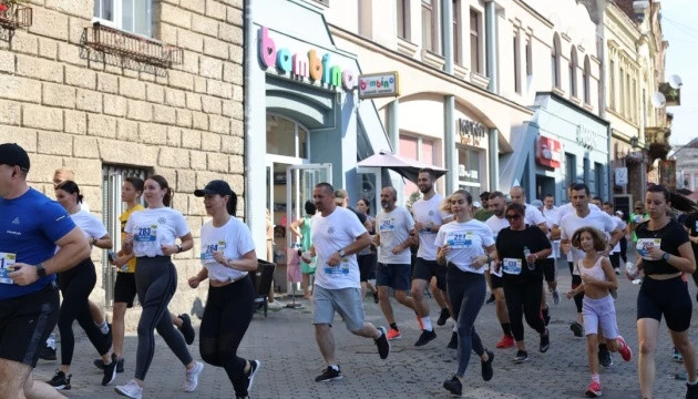 "Шаную воїнів, біжу за героїв України"