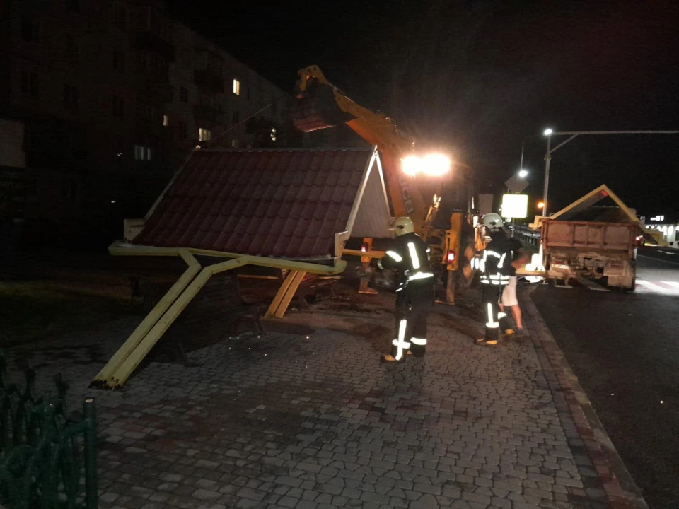 у володимирі вітер зніс зупинку