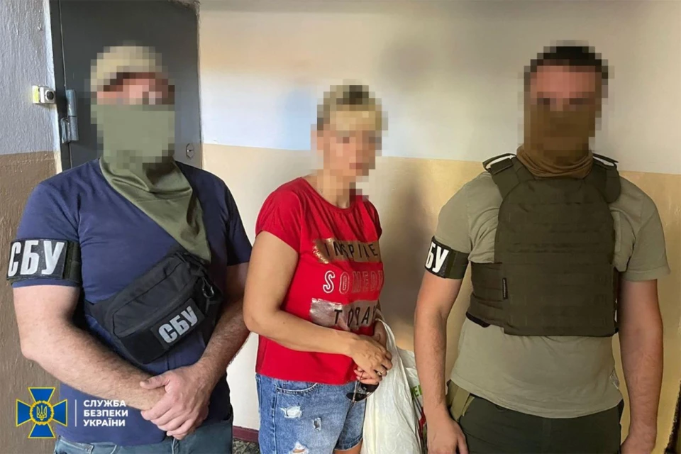 Мешканку Херсона, яка коригувала удари по цивільних об’єктах, підозрюють у держзраді