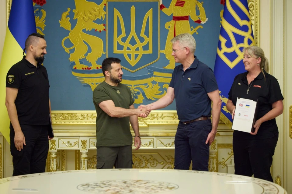 На фото: Володимир Зеленський та генеральний директор компанії Чарльз Вудберн