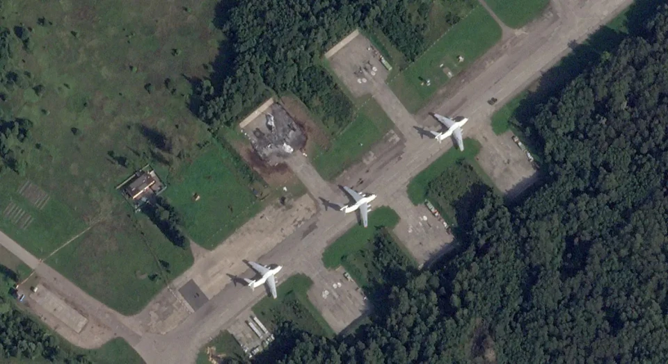 На фото: удар по авіабазі Пскова та знищені Іл-76