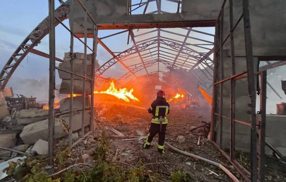 на фото пожежа на місці влучання дрона на Одещині 4 вересня