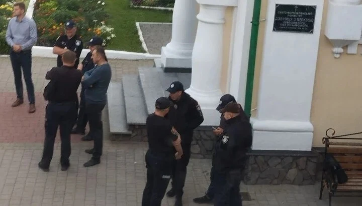 Правоохоронці оточили Кременецький жіночий монастир