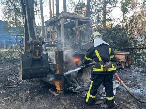 Рятувальники ліквідовують наслідки обстрілів торговельного підприємства на Київщині